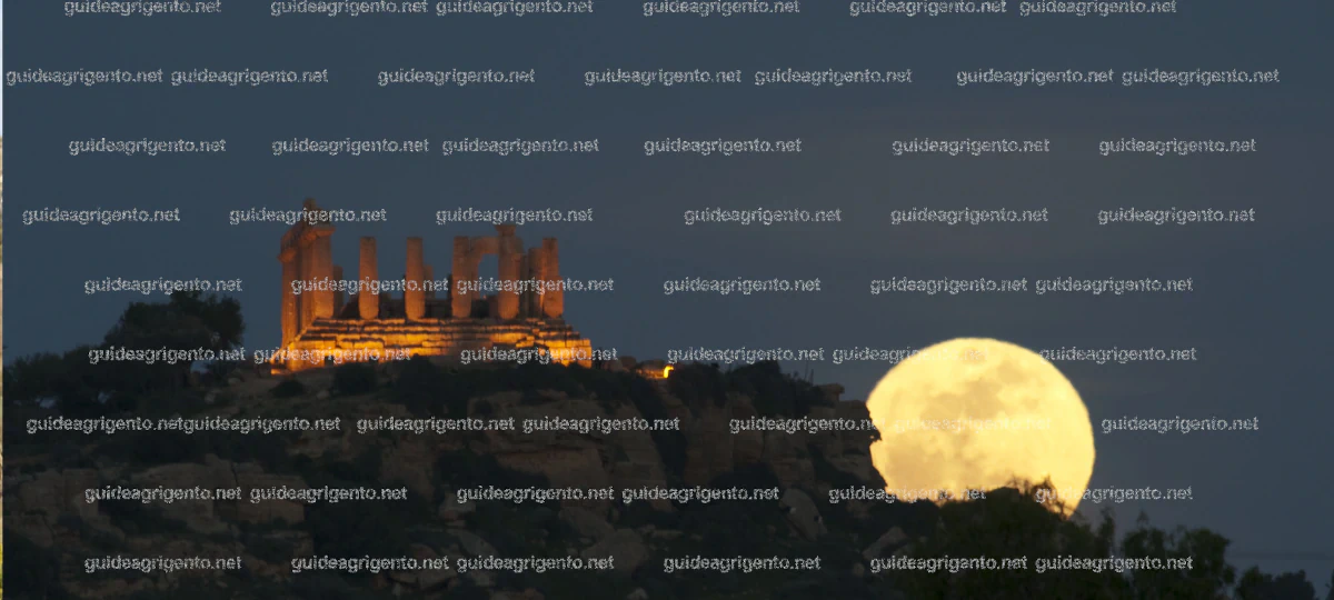 Le Temple d'Héra illuminé dans la Vallée des Temples d'Agrigente