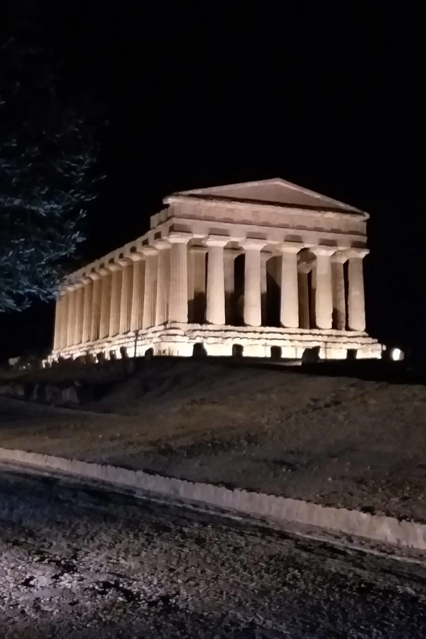 Temple de la Concorde illuminé dans le parc archéologique d'Agrigente